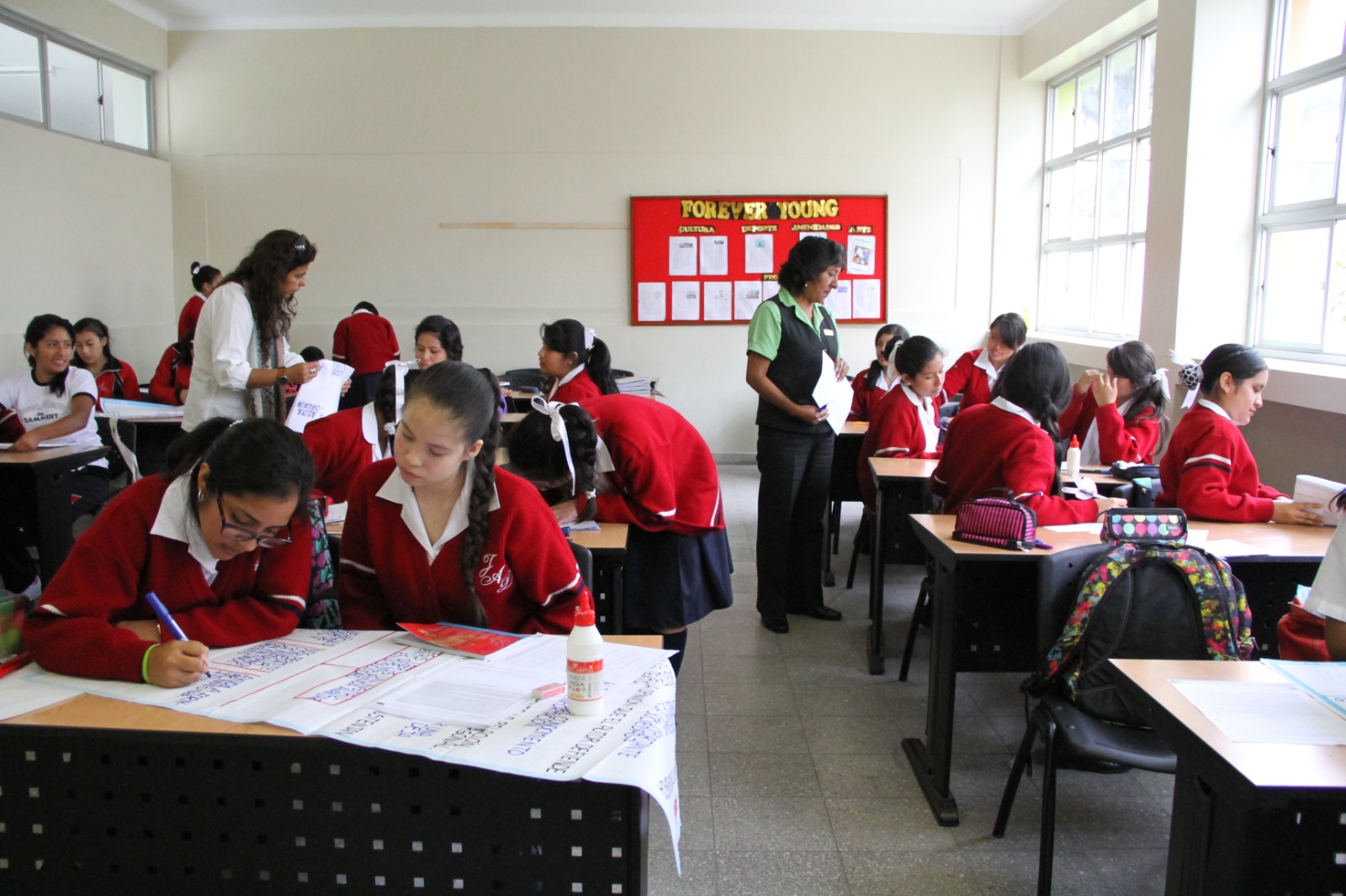Más de 22 000 auxiliares de educación perciben s/800 de incremento de remuneraciones en marzo