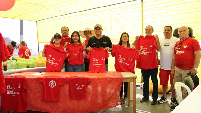 Alcalde Fernando Velasco, regidores y funcionarios, apoyando a los bomberos.