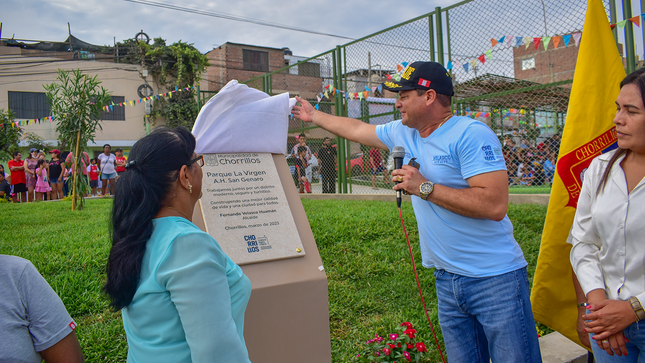 Alcalde Fernando Velasco junto a presidenta del parque Santa Rosa 
