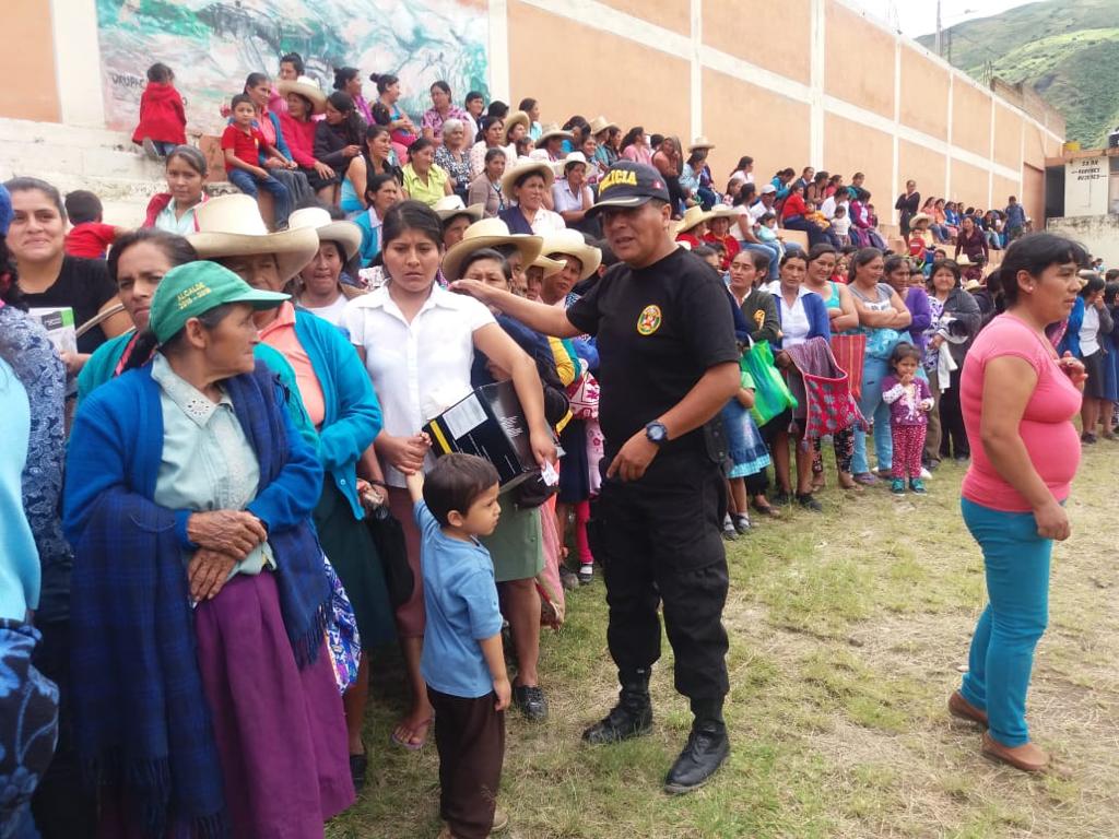 Policías saludando a personas.