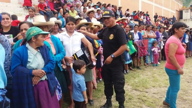 Policías saludando a personas.
