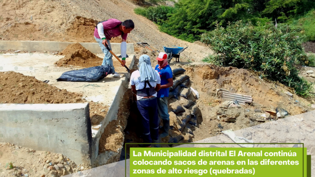 Foto de los trabajadores colocando sacos de arena. 