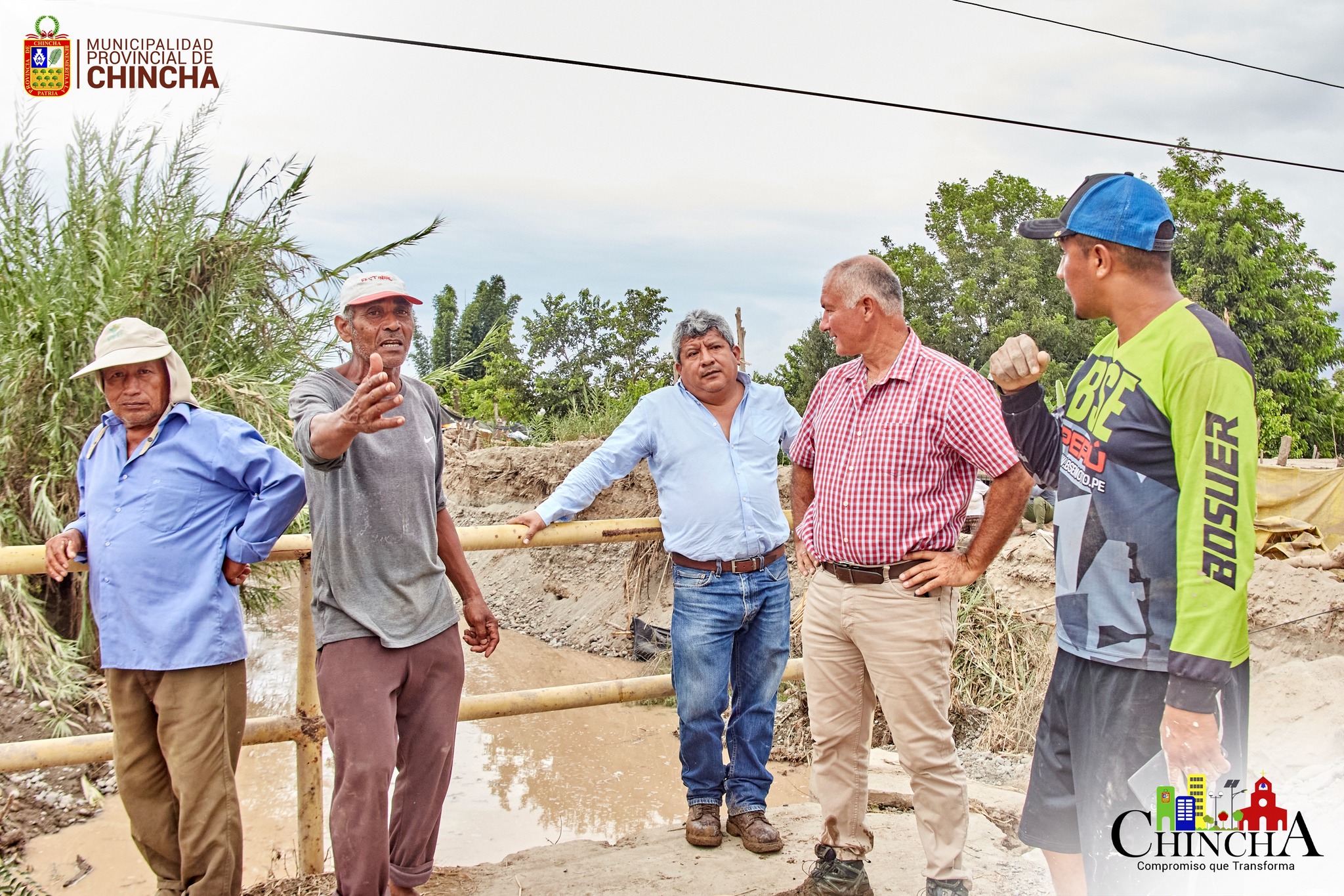 El presidente de la plataforma de defensa civil de la provincia, el Ing. Cesar Carranza Falla, estuvo desde tempranas horas de la mañana, en el lugar del siniestros, trabajando con maquinarias pesadas para limpiar las vías afectadas y llevando ayuda para los más afectados por este desborde.
