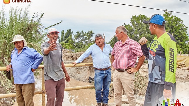 El presidente de la plataforma de  defensa civil de la provincia, el Ing. Cesar Carranza Falla, estuvo desde tempranas horas de la mañana, en el lugar del siniestros, trabajando con maquinarias pesadas para limpiar las vías afectadas y llevando ayuda para los más afectados por este desborde.