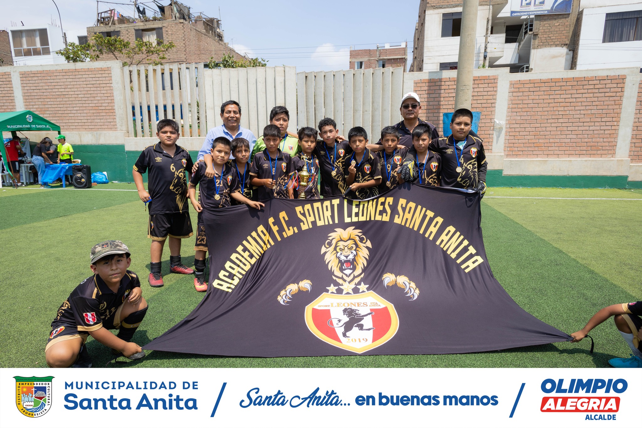 La final de fútbol realizado en Santa Anita rumbo a la Copa Ciudad Lima 2023 fue un gran éxito, los finalistas fueron premiados por el Alcalde Olimpio Alegría y tendrán la oportunidad de representar a nuestro distrito en la próxima Copa Ciudad Lima organizada por la MML.
#Olimpioalegria
#santaanitaenbuenasmanos.
#Copaciudadlima2023
