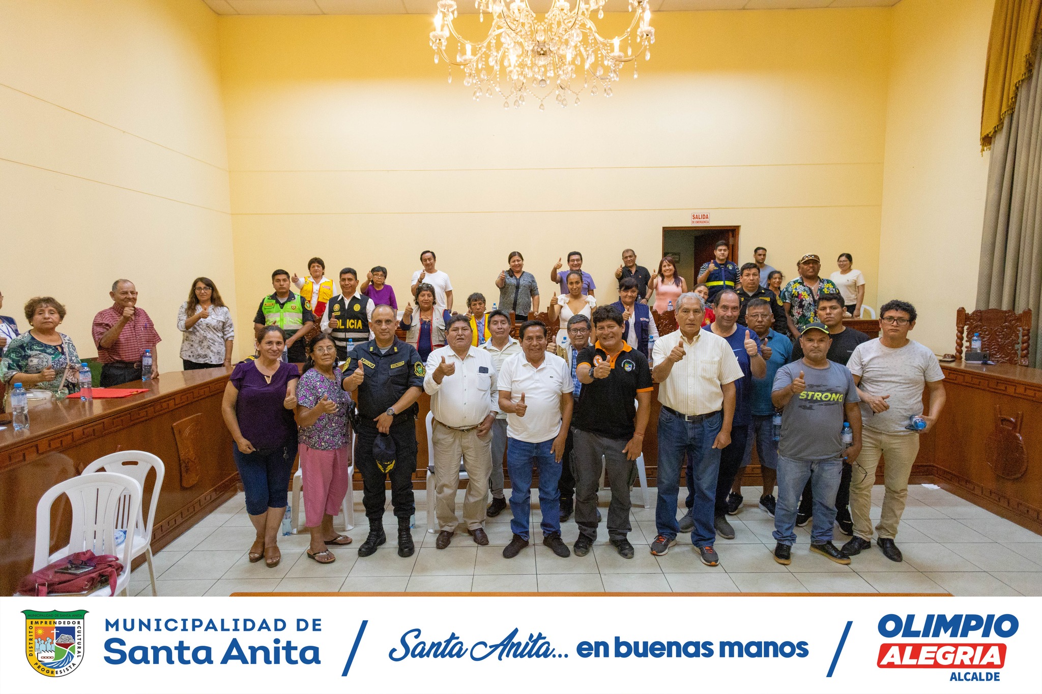 Nuestro alcalde Olimpio Alegría, en su calidad de presidente de la Plataforma de Defensa Civil, lideró una reunión de emergencia con los vecinos de las distintas zonas del distrito, así como con instituciones públicas y privadas. Durante la reunión, se informó acerca de las medidas tomadas desde el primer día en que se decretó la emergencia en nuestra comuna.
#olimpioalegria
#santaanitaenbuenasmanos
#plataformadedefensacivil