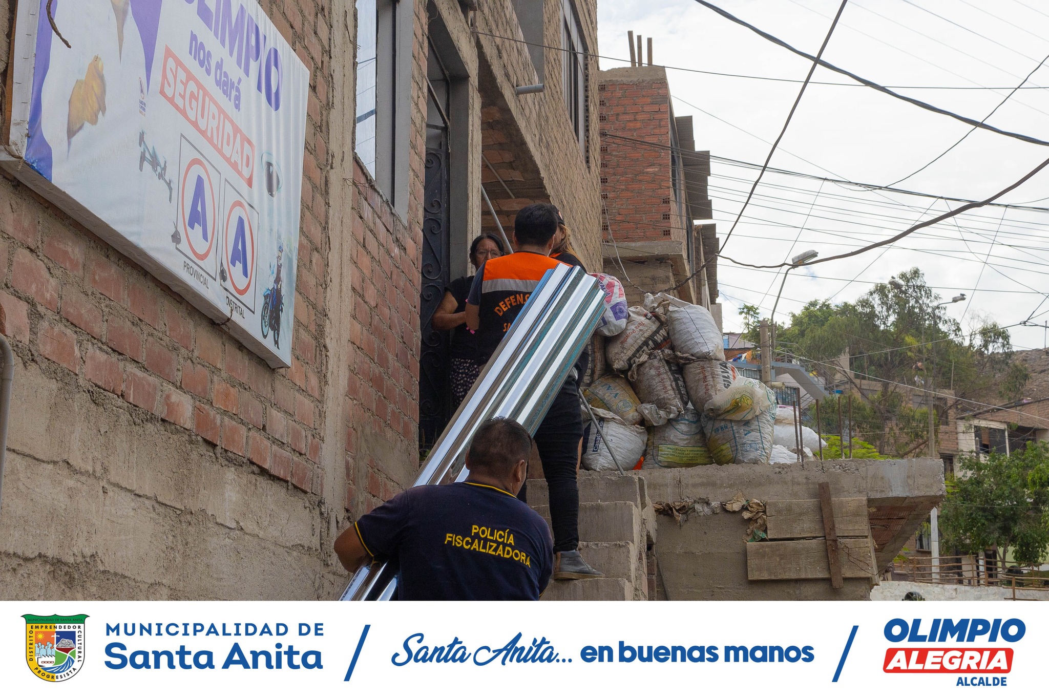 Nuestro Alcalde Olimpio Alegría en coordinación con la Sub Gerencia de Gestión de Riesgo de Desastres e Inspecciones de Santa Anita, presentes en las zonas altas, llevando ayuda como calaminas, bobinas y triplay tras las intensas lluvias que afectaron nuestro distrito.
#Olimpioalegria
#santaanitaenbuenasmanos