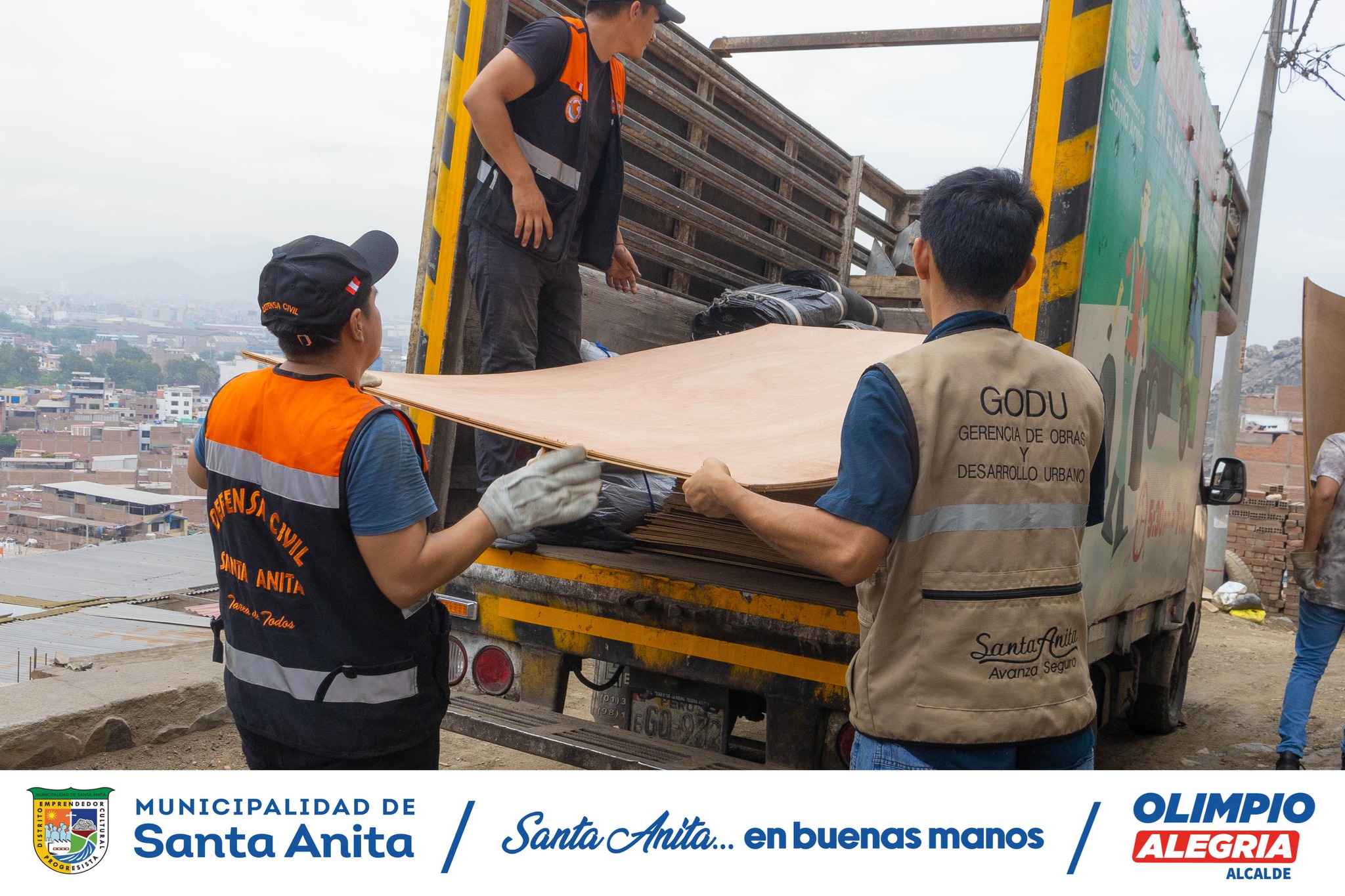 Nuestro Alcalde Olimpio Alegría en coordinación con la Sub Gerencia de Gestión de Riesgo de Desastres e Inspecciones de Santa Anita, presentes en las zonas altas, llevando ayuda como calaminas, bobinas y triplay tras las intensas lluvias que afectaron nuestro distrito.
#Olimpioalegria
#santaanitaenbuenasmanos