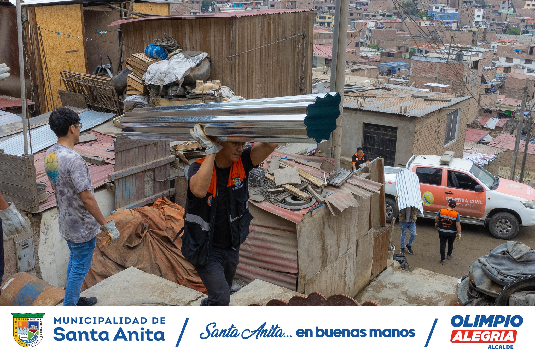 Nuestro Alcalde Olimpio Alegría en coordinación con la Sub Gerencia de Gestión de Riesgo de Desastres e Inspecciones de Santa Anita, presentes en las zonas altas, llevando ayuda como calaminas, bobinas y triplay tras las intensas lluvias que afectaron nuestro distrito.
#Olimpioalegria
#santaanitaenbuenasmanos
