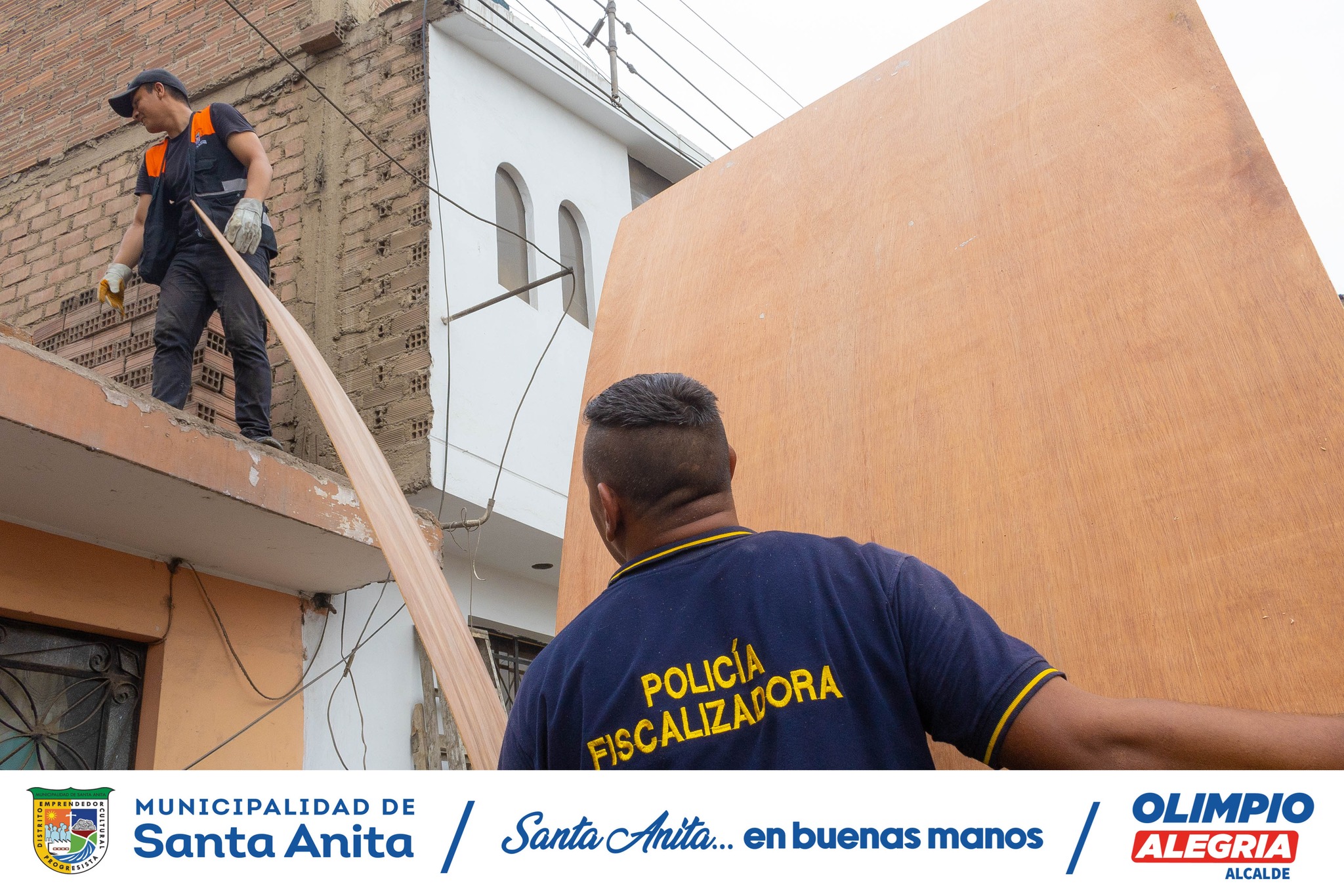 Nuestro Alcalde Olimpio Alegría en coordinación con la Sub Gerencia de Gestión de Riesgo de Desastres e Inspecciones de Santa Anita, presentes en las zonas altas, llevando ayuda como calaminas, bobinas y triplay tras las intensas lluvias que afectaron nuestro distrito.
#Olimpioalegria
#santaanitaenbuenasmanos