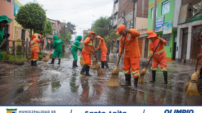 Nuestro personal de limpieza pública, inicio sus labores de limpieza de calles tras quedar empozadas por las fuertes lluvias ocurridas en nuestro distrito.
