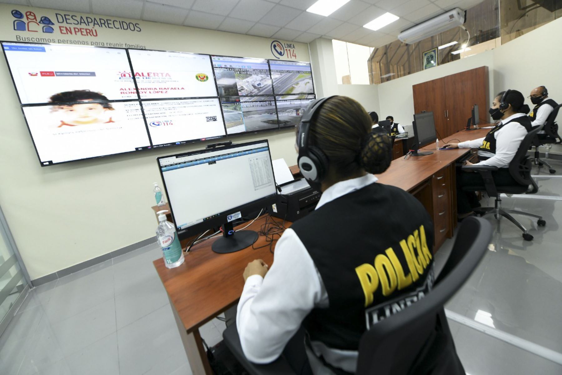 Policía mirando pantalla