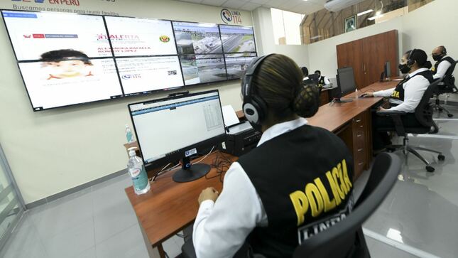 Policía mirando pantalla