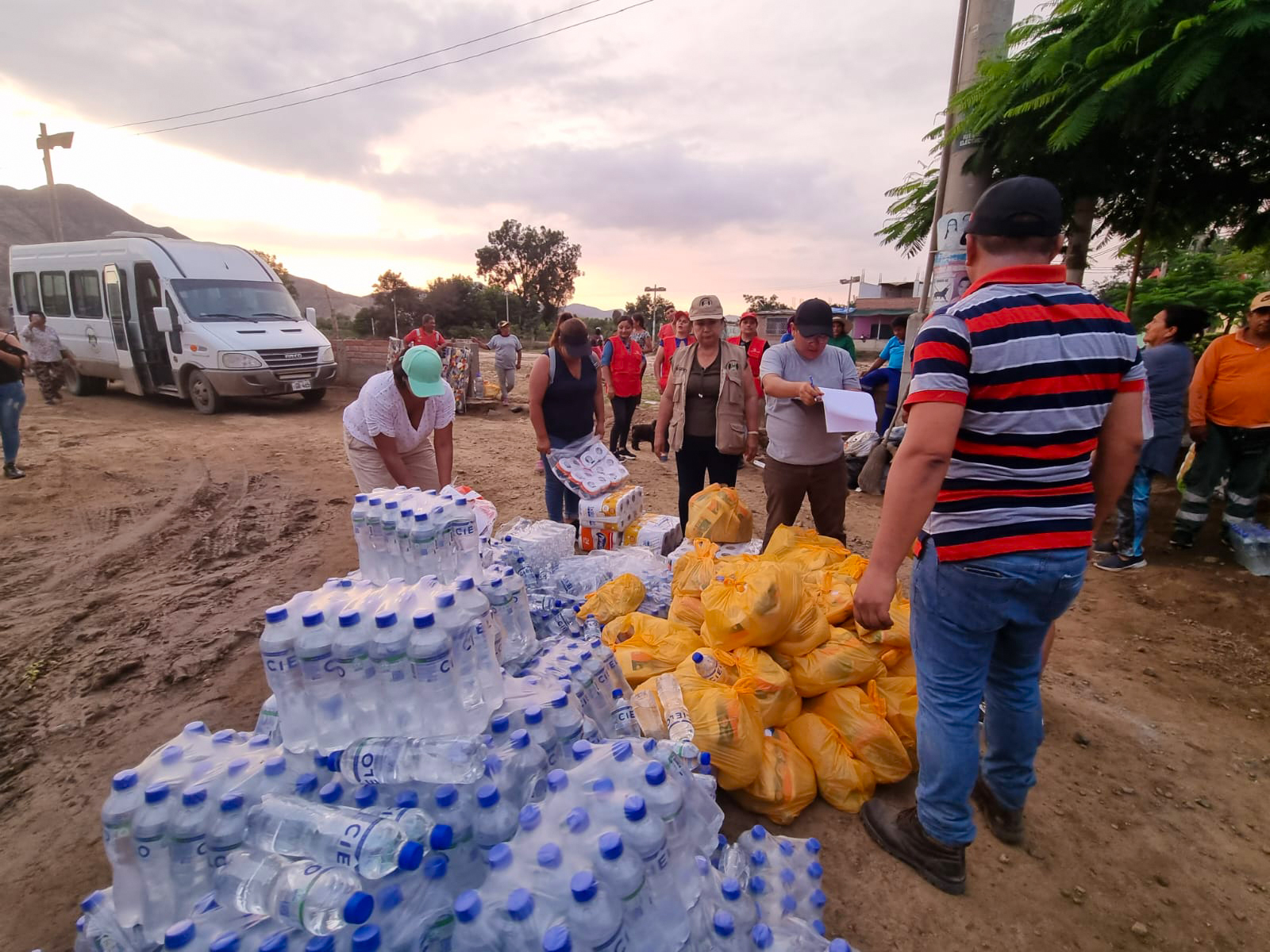 Apoyo humanitario recaudado por la MPH y el comité de damas solidarias también llegó a Huayán