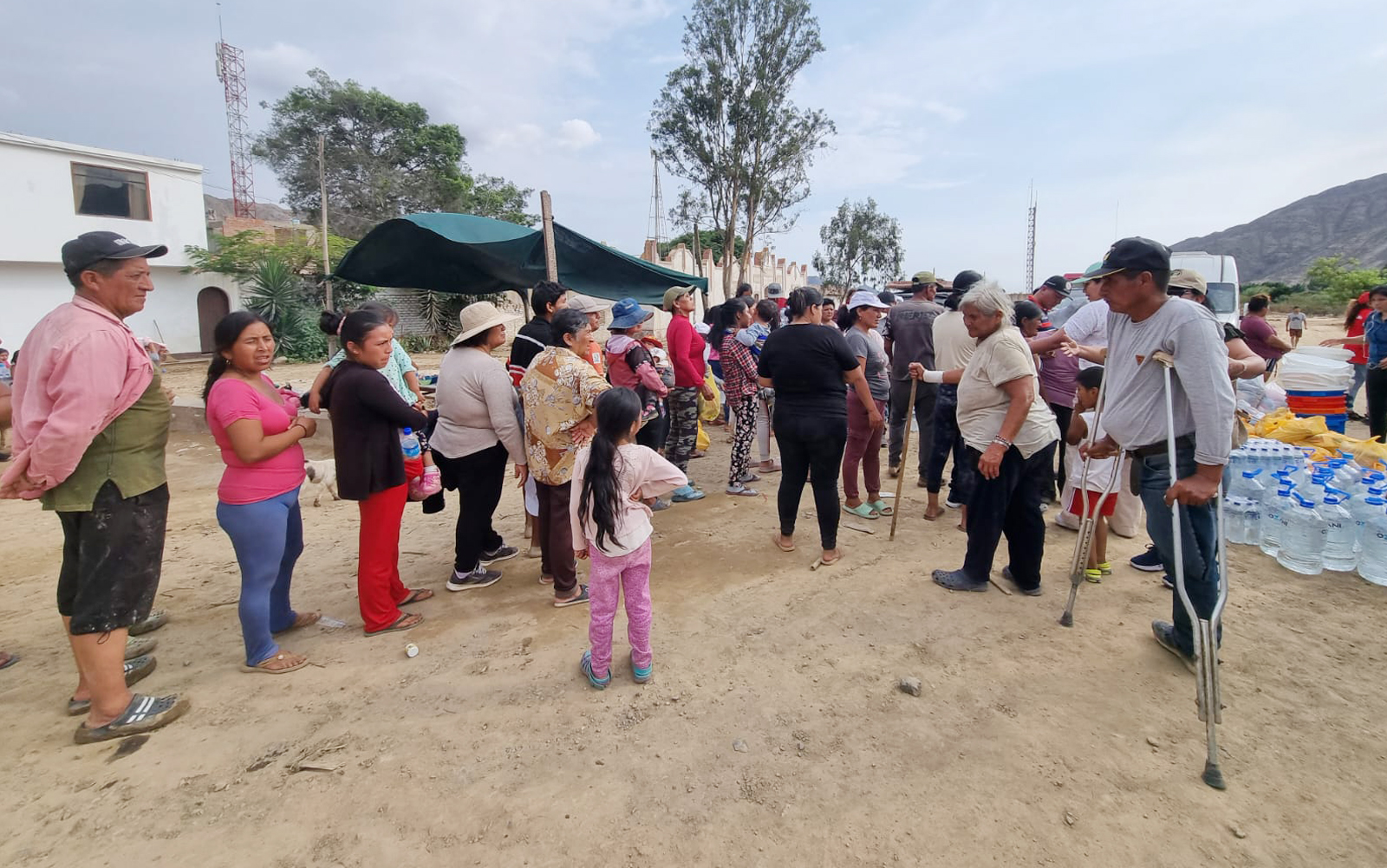 Comitiva municipal acudió a cuyo con una camionada de víveres para los damnificados