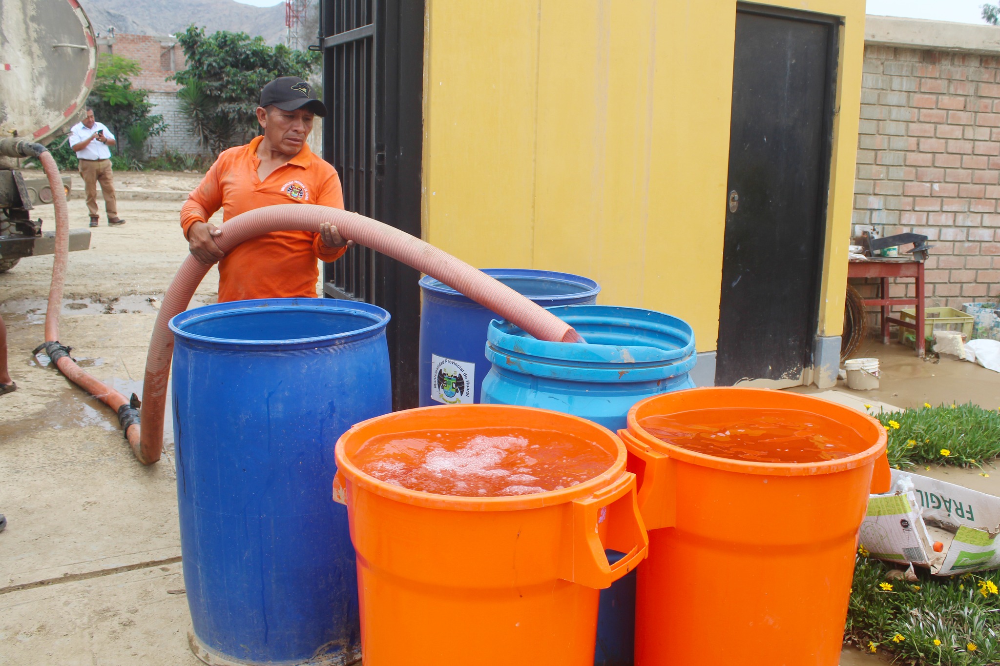 Cisterna municipal abasteció de agua a damnificados del C.P. Cuyo