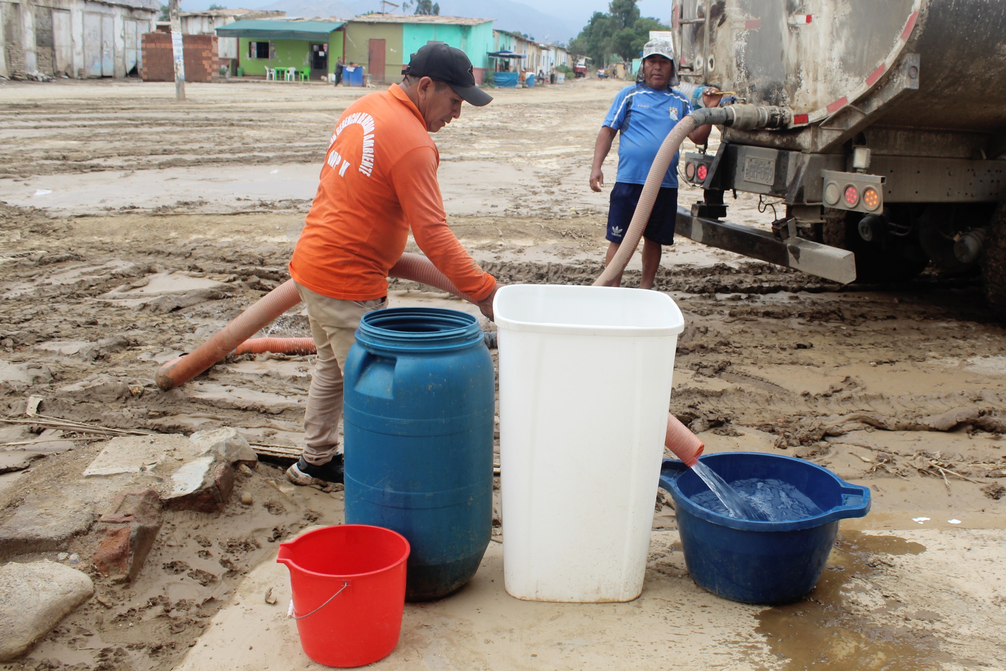 Cisterna municipal abasteció de agua a damnificados del C.P. Cuyo