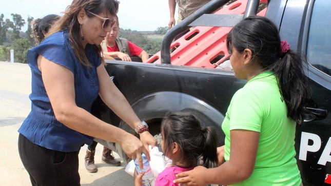 Equipo de regidores lleva ayuda alimentaria al sector “La Mina” en Cuyo