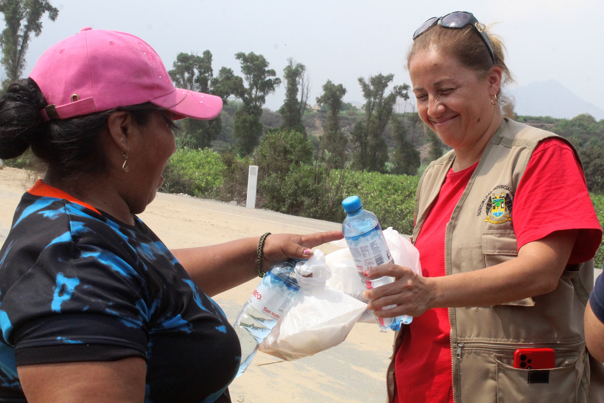 Equipo de regidores lleva ayuda alimentaria al sector “La Mina” en Cuyo