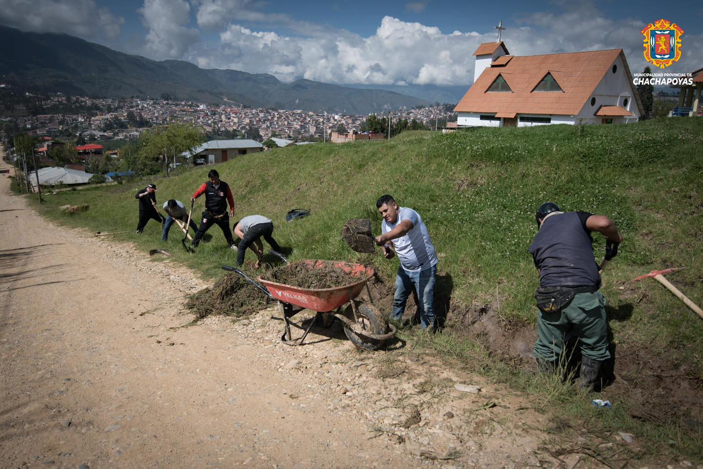 Municipalidad y vecinos participan de la limpieza de cunetas y alcantarillas en 16 de Octubre y San Carlos de Murcia