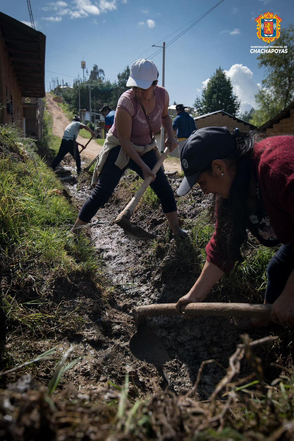 Municipalidad y vecinos participan de la limpieza de cunetas y alcantarillas en 16 de Octubre y San Carlos de Murcia