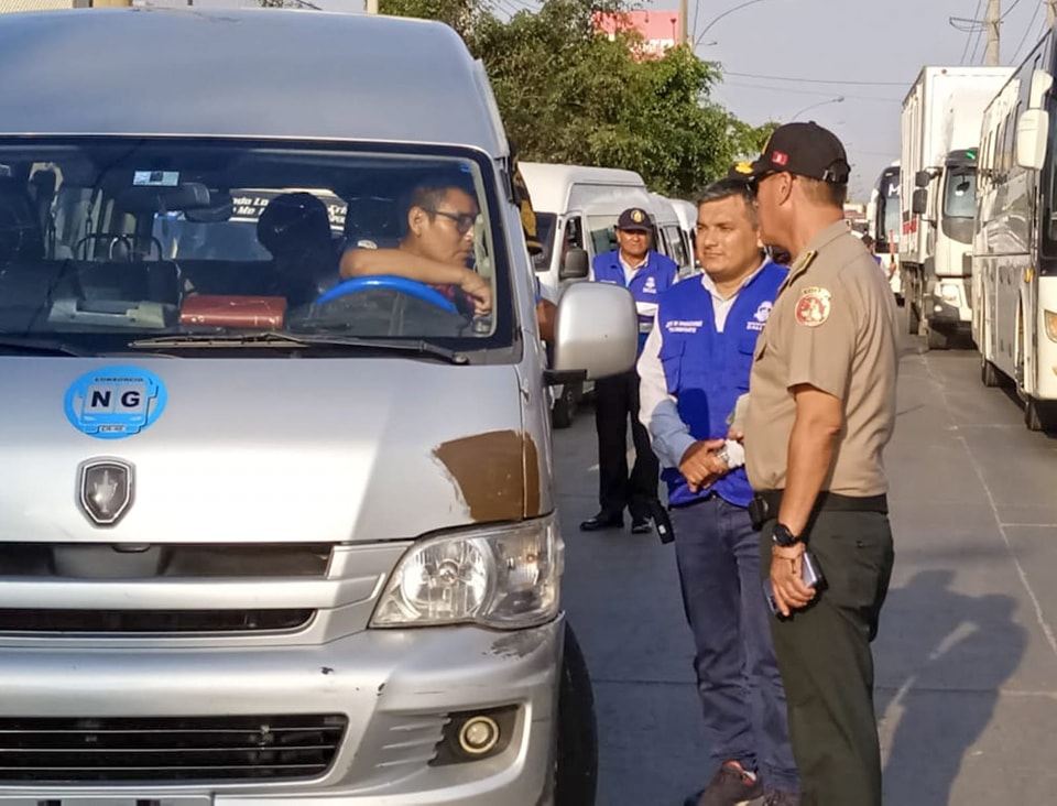 La gerencia de transporte y movilidad urbana, en conjunto con la policía, realizó un operativo en la Av. Argentina, para fiscalizar a los conductores de transporte público.