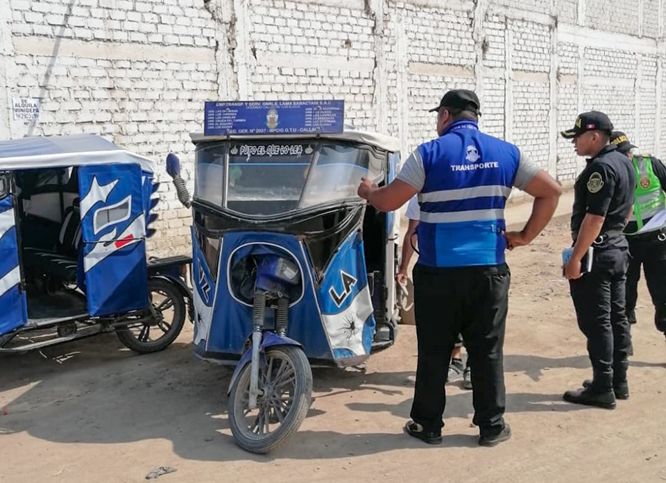 La gerencia de transporte y movilidad urbana, en conjunto con la policía, realizó un operativo en la Av. Argentina, para fiscalizar a los conductores de transporte público.