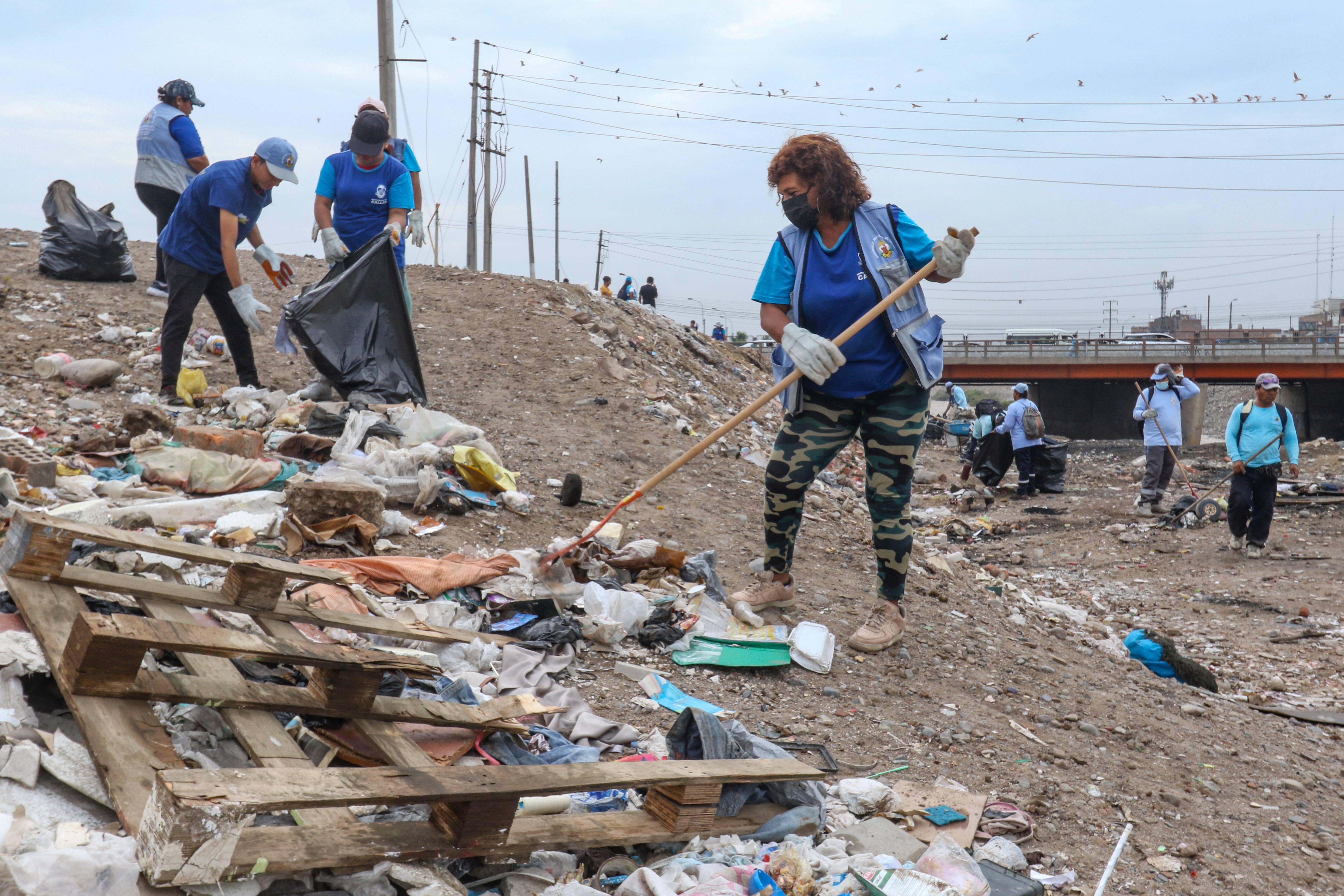 Comenzamos a retirar basura y desmonte de la ribera del rio Rímac, que fueron arrojados por malos ciudadanos.