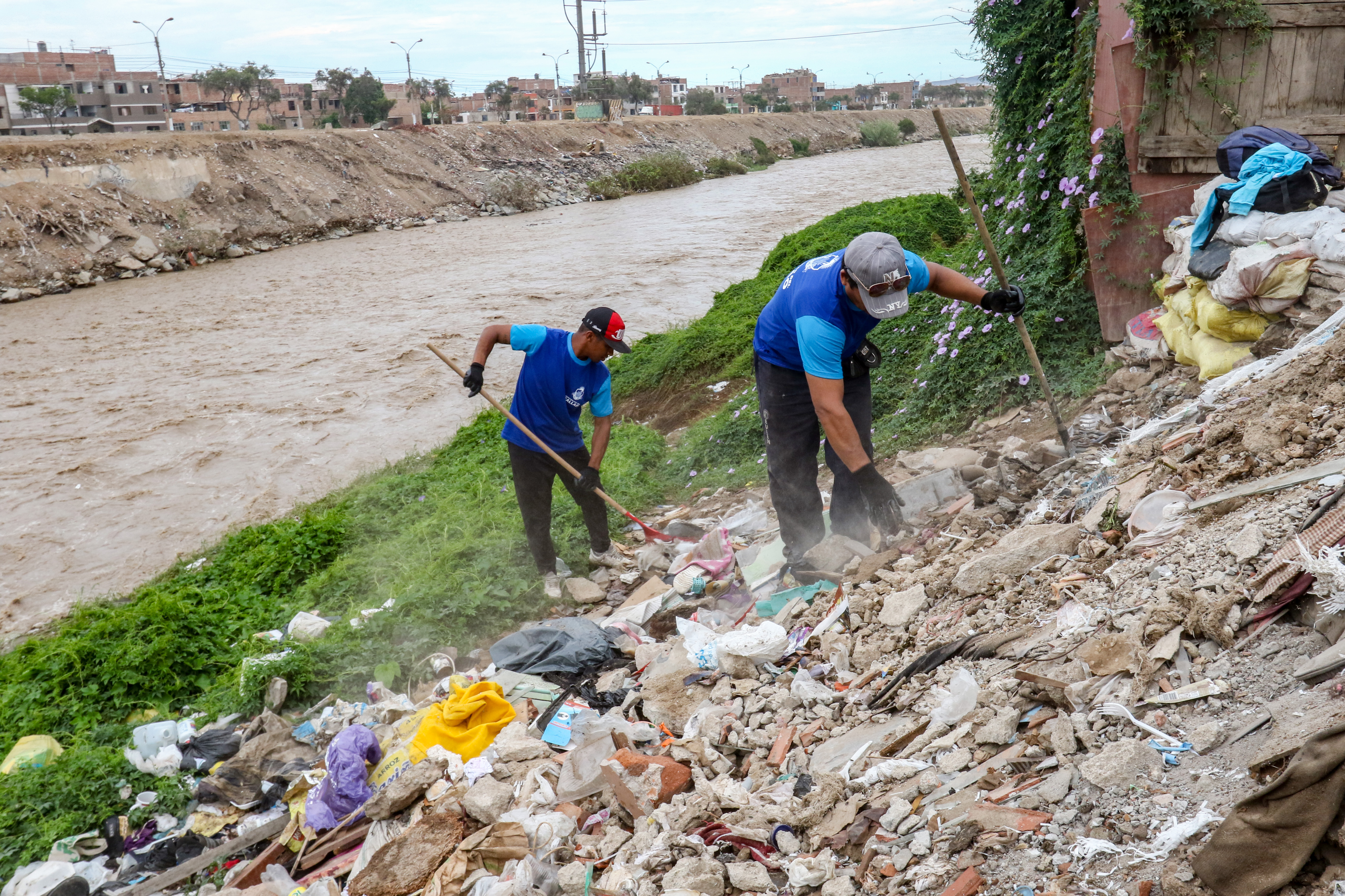 Comenzamos a retirar basura y desmonte de la ribera del rio Rímac, que fueron arrojados por malos ciudadanos.