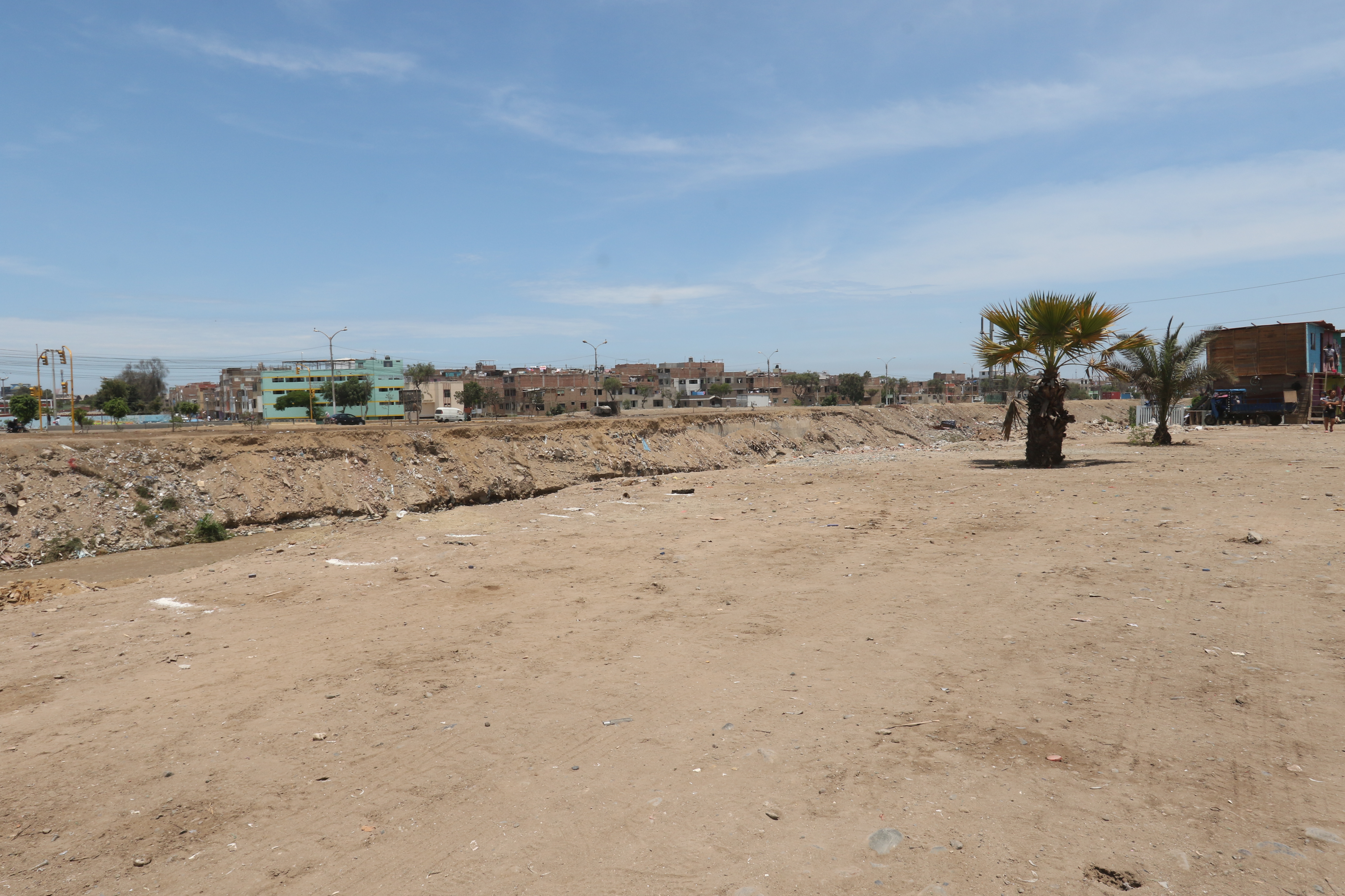 Comenzamos a retirar basura y desmonte de la ribera del rio Rímac, que fueron arrojados por malos ciudadanos. 
