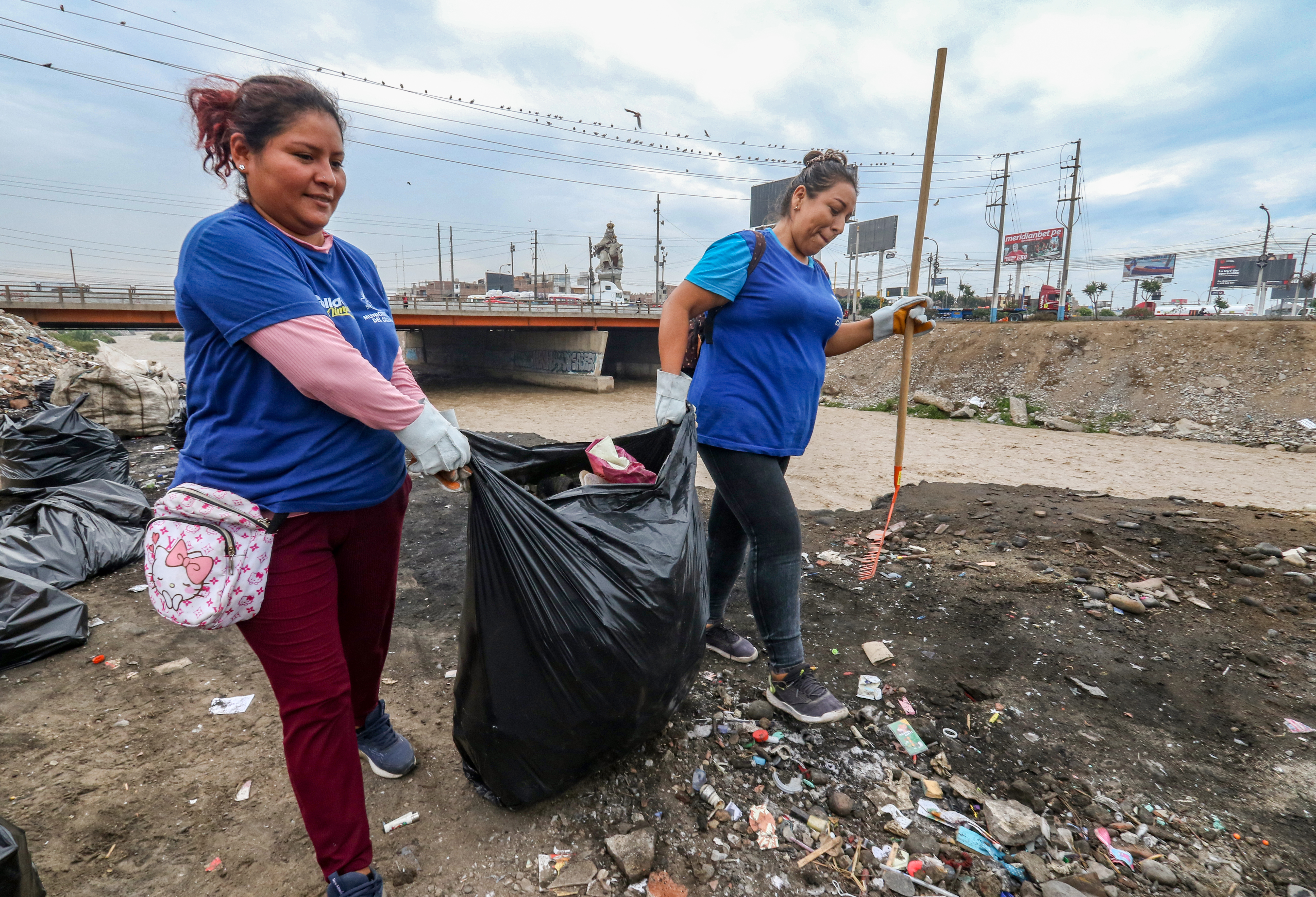 Comenzamos a retirar basura y desmonte de la ribera del rio Rímac, que fueron arrojados por malos ciudadanos.