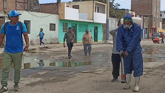 Para prevenir y evitar el dengue, estamos fumigando las calles del Callao.  