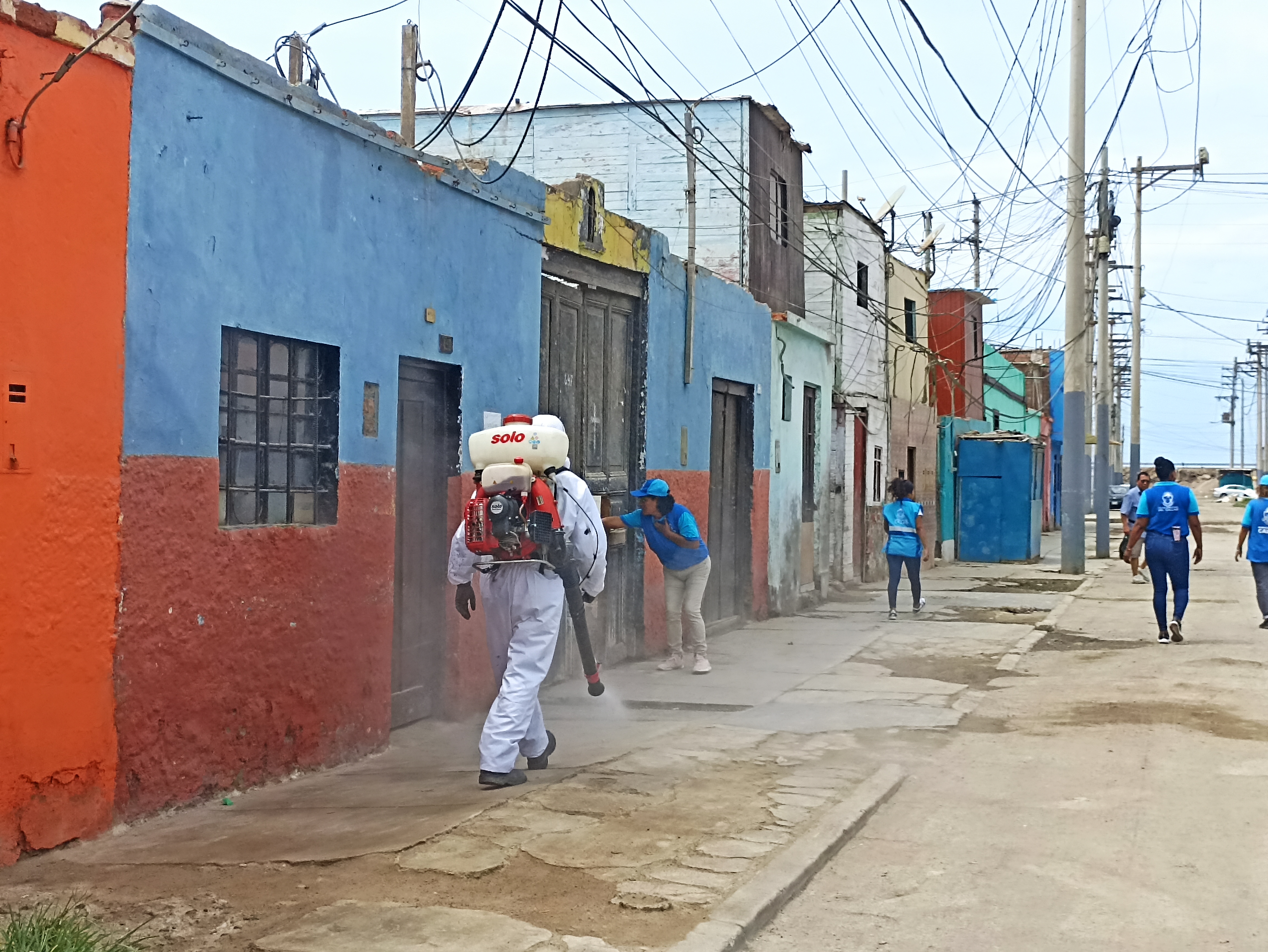 Para prevenir y evitar el dengue, estamos fumigando las calles del Callao.