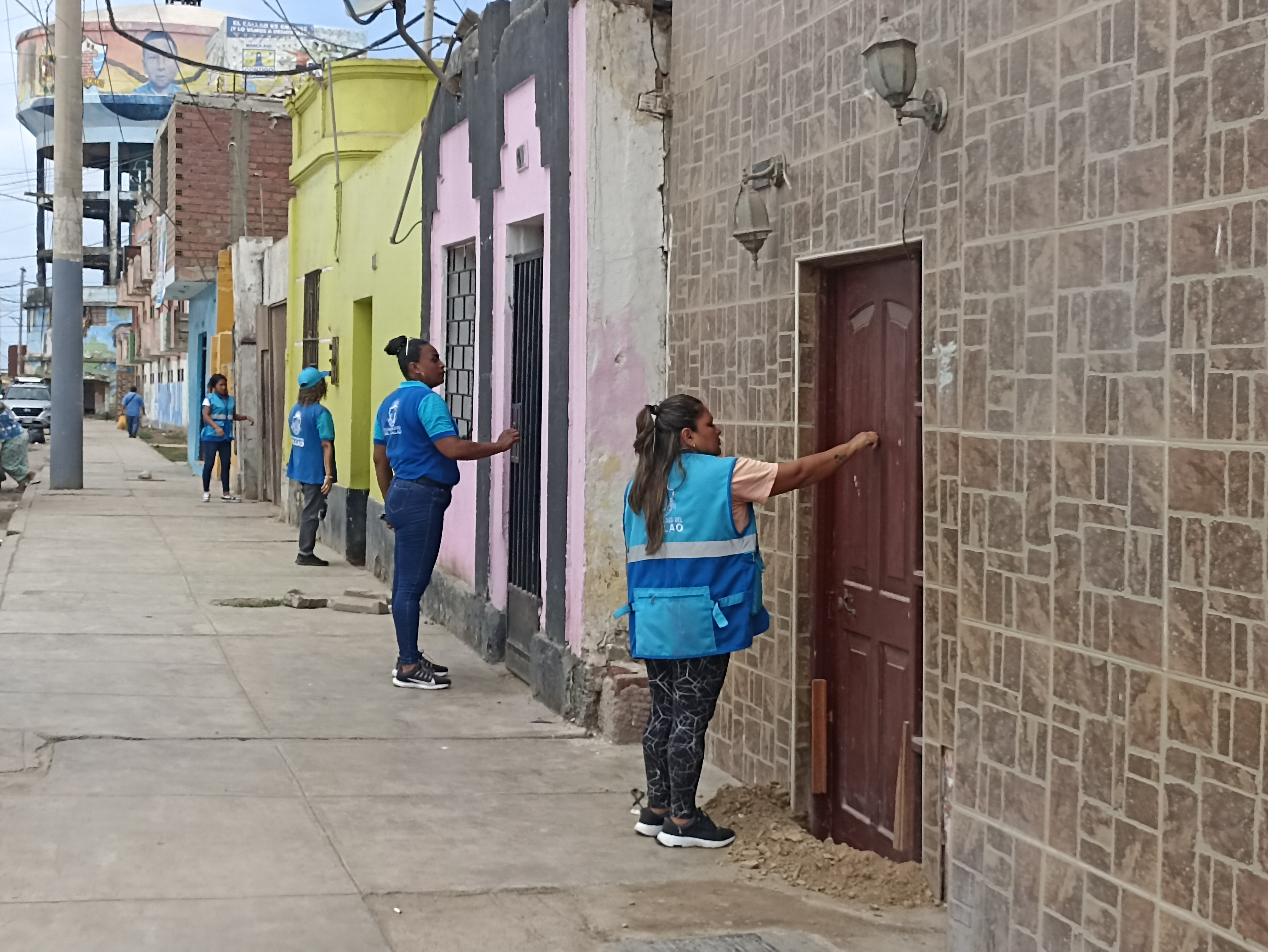 Para prevenir y evitar el dengue, estamos fumigando las calles del Callao.
