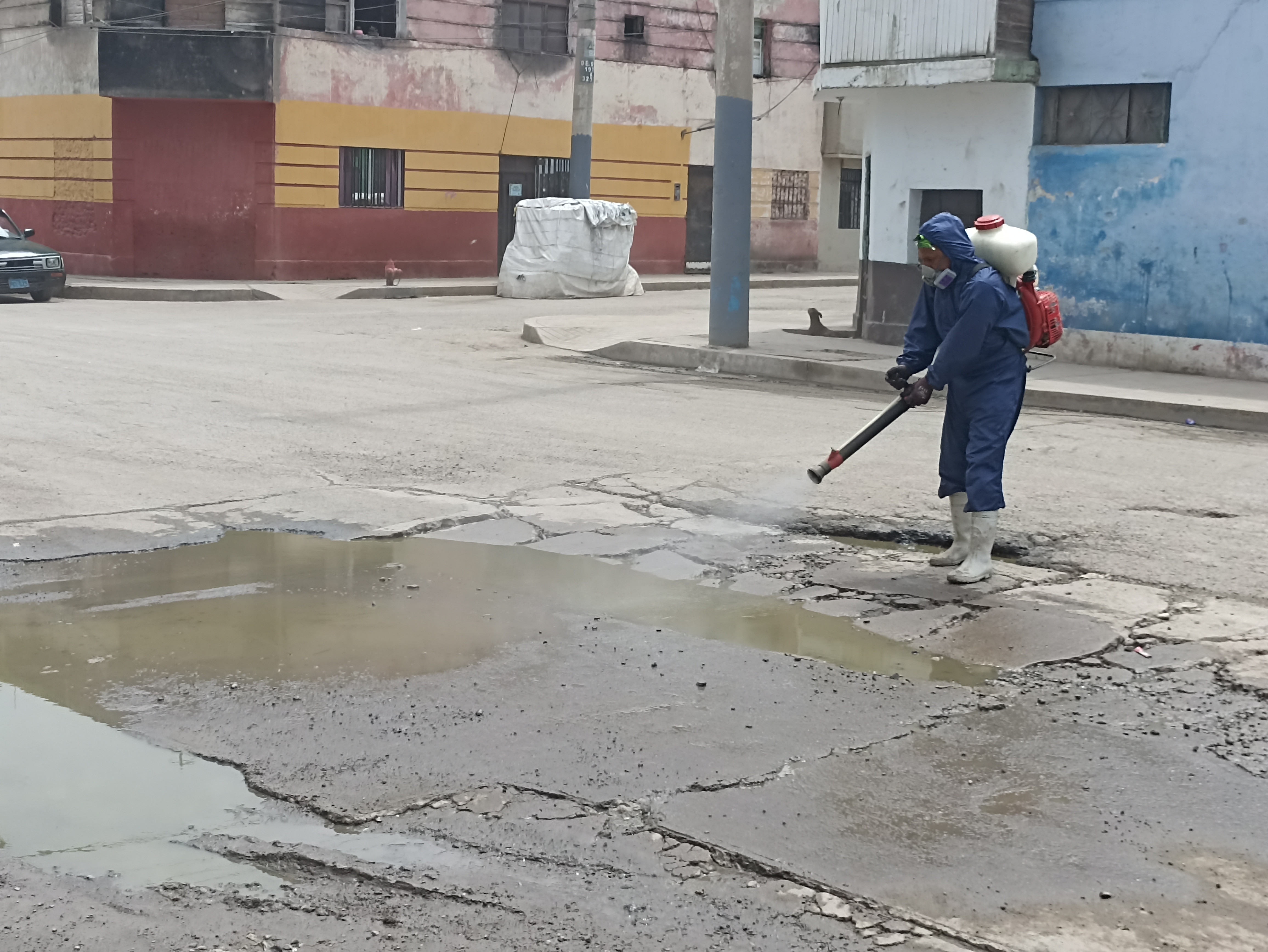 Para prevenir y evitar el dengue, estamos fumigando las calles del Callao.