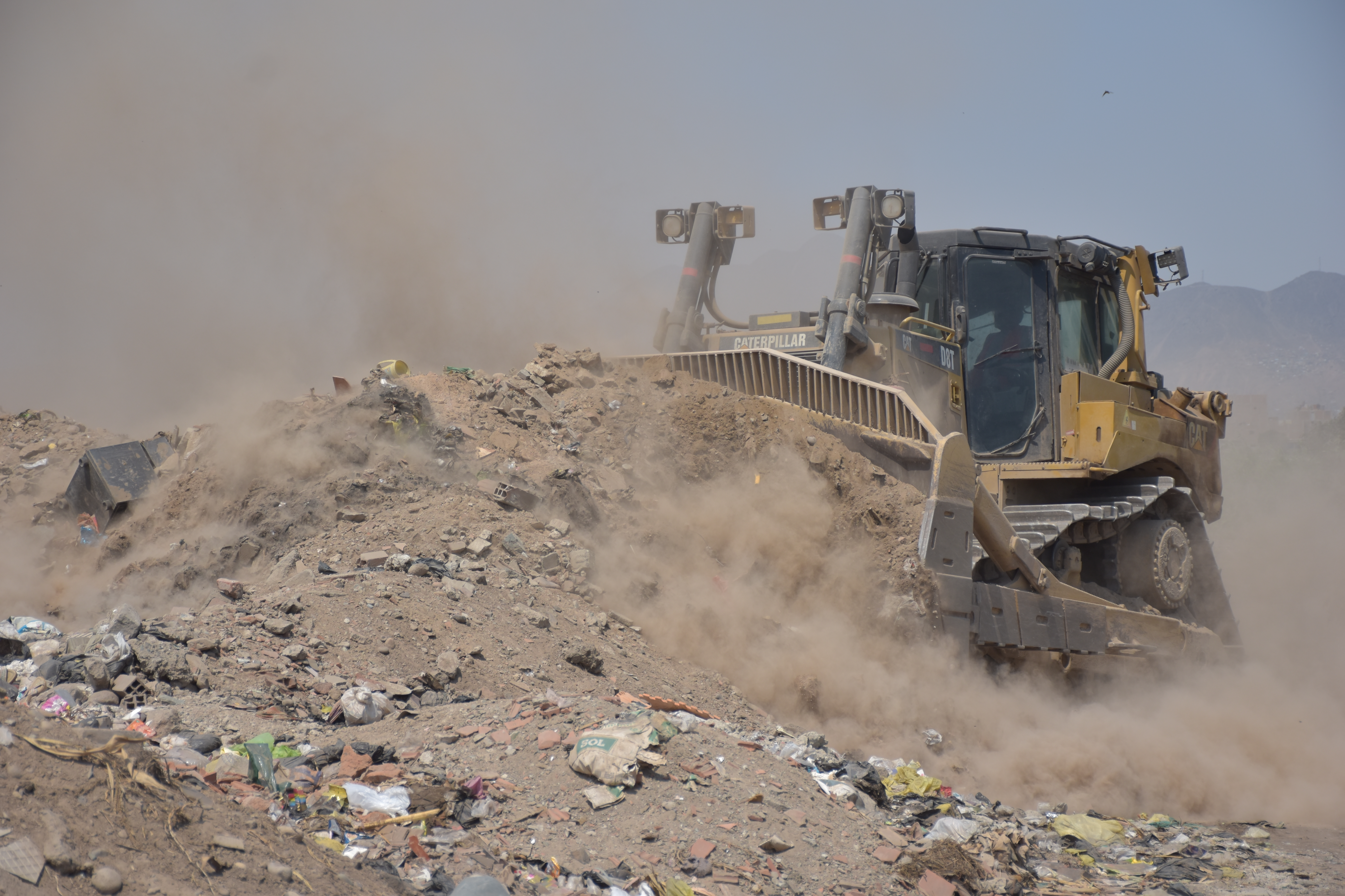 La Municipalidad de San Martín de Porres, provista de excavadoras y tractores continúa con los trabajos de limpieza, direccionando la base del caudal del río para que siga su curso normal.