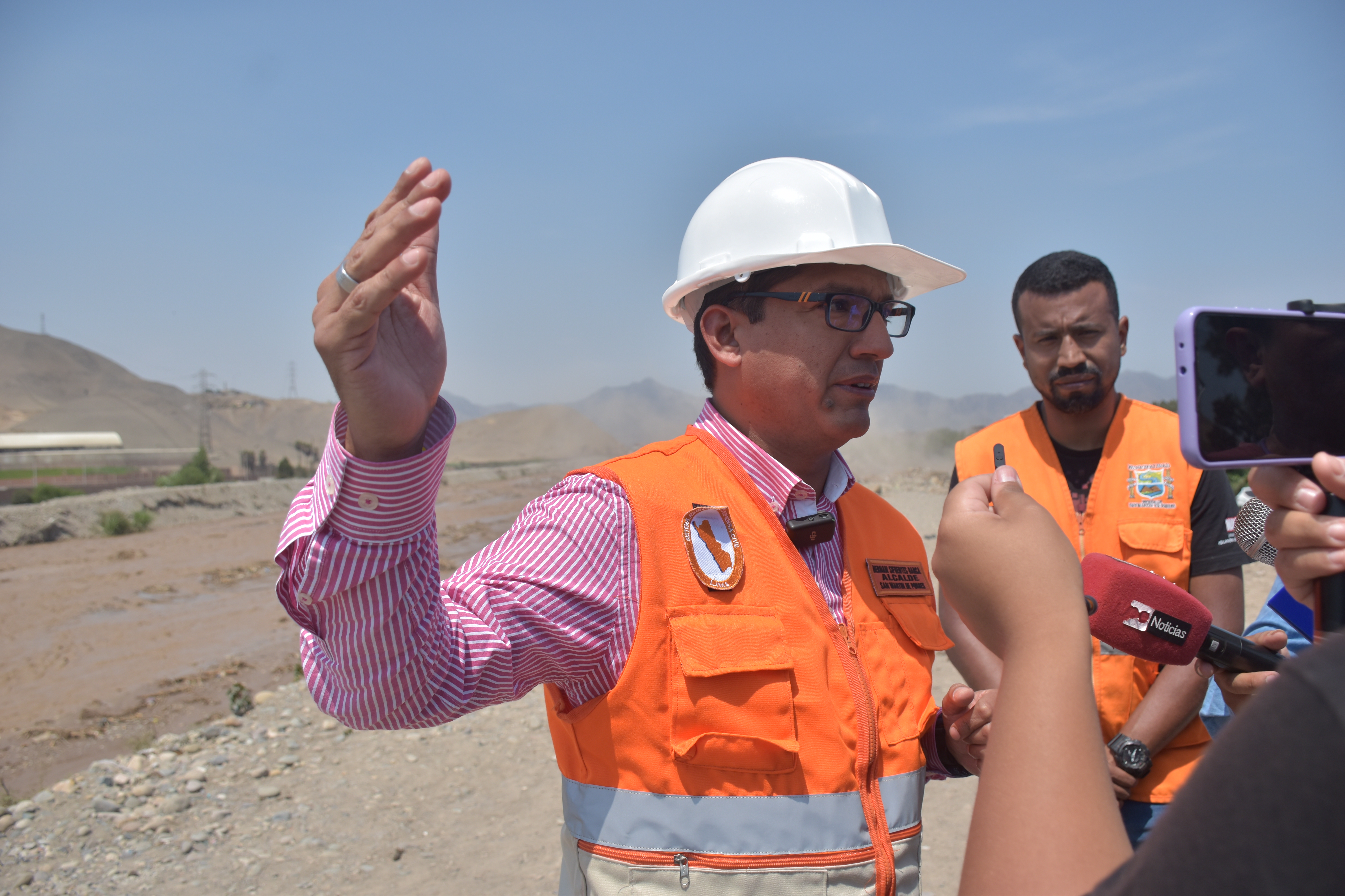 "Estamos trabajando en el encauzamiento y refuerzo, que incluyen el enrocamiento de la ribera del río”. 

