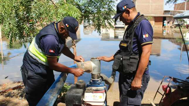 Personal municipal trabajó denodadamente para evacuar aguas empozadas