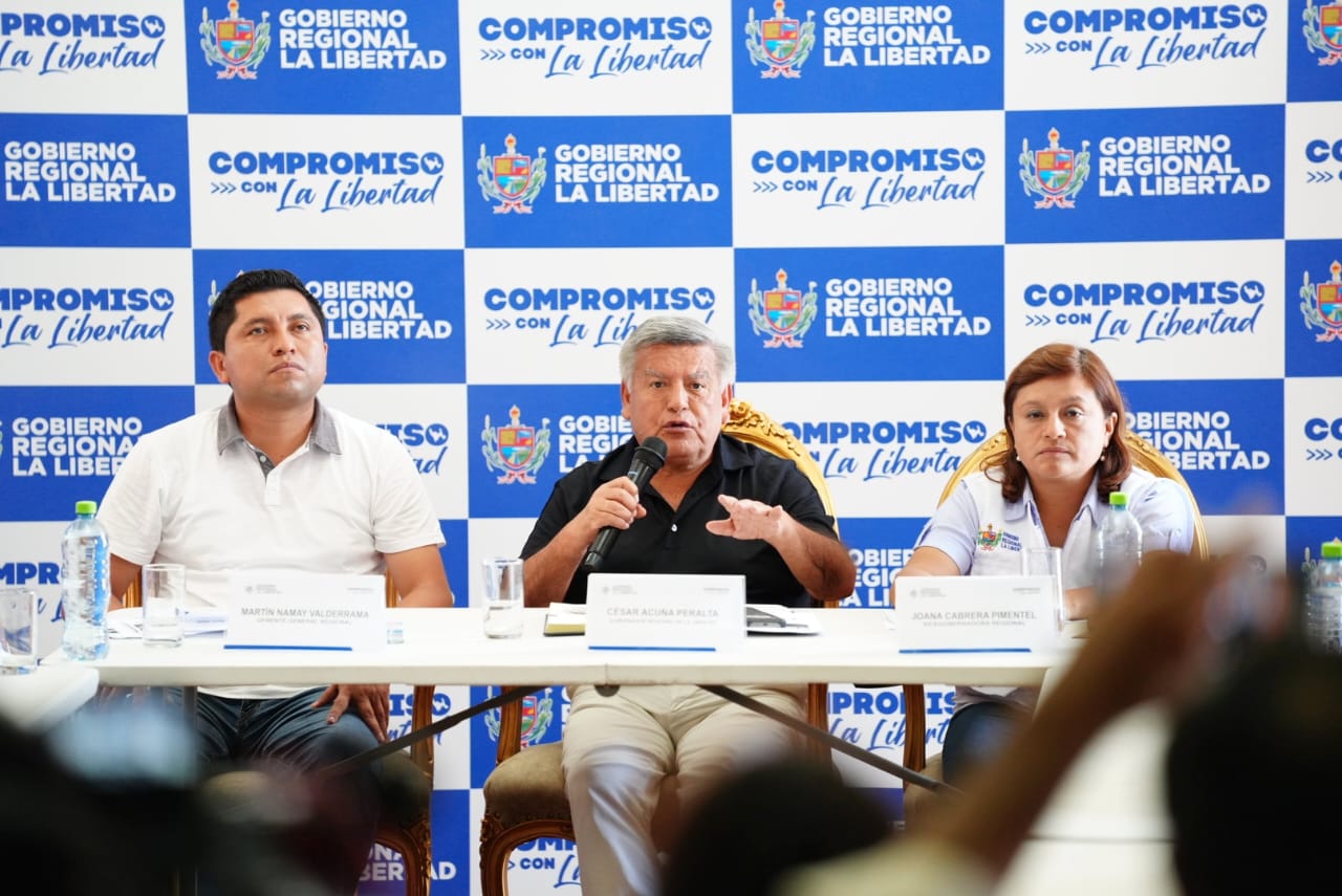GORE despliega 82 maquinarias y entrega 200 mil litros de agua durante emergencia por lluvias