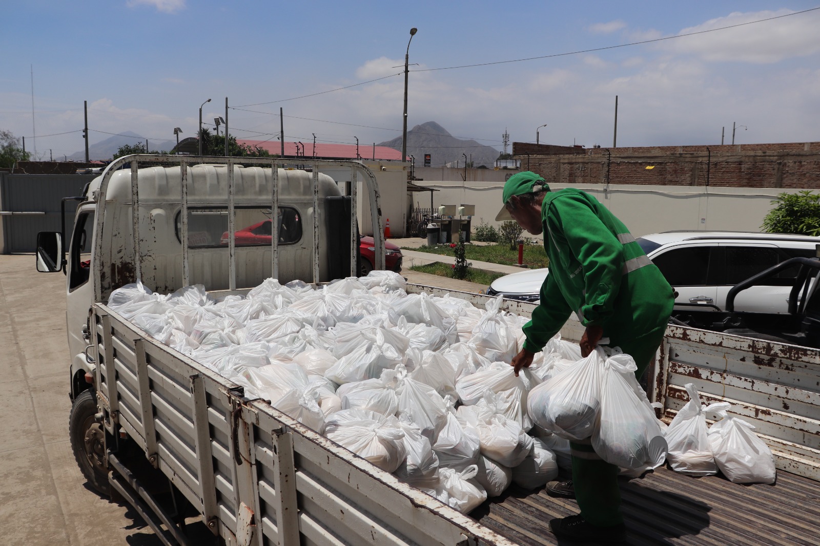 Municipalidades reciben víveres del GORE La Libertad para ser distribuidos a más de 5 mil damnificados por emergencia