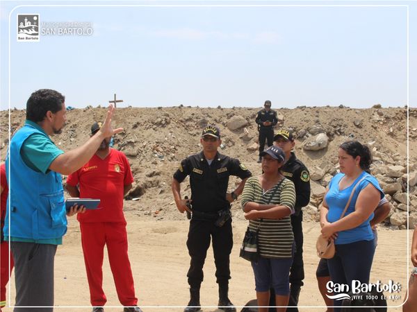 Conversando con las personas que se encuentran viviendo cerca de la quebrada indicando algunas recomendaciones