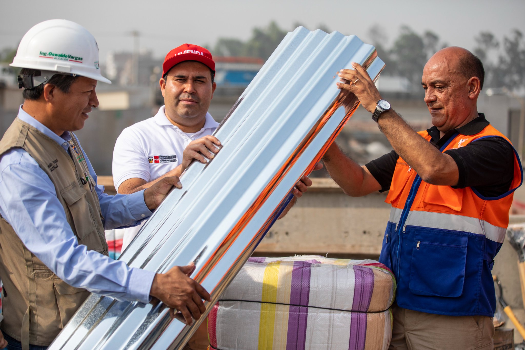 En una iniciativa conjunta con municipio de Lima, viceministro de Vivienda y Urbanismos, Hernán Navarro entregó 2 mil calaminas y 40 mil sacos terreros a favor de población afectada por las lluvias y huaicos.