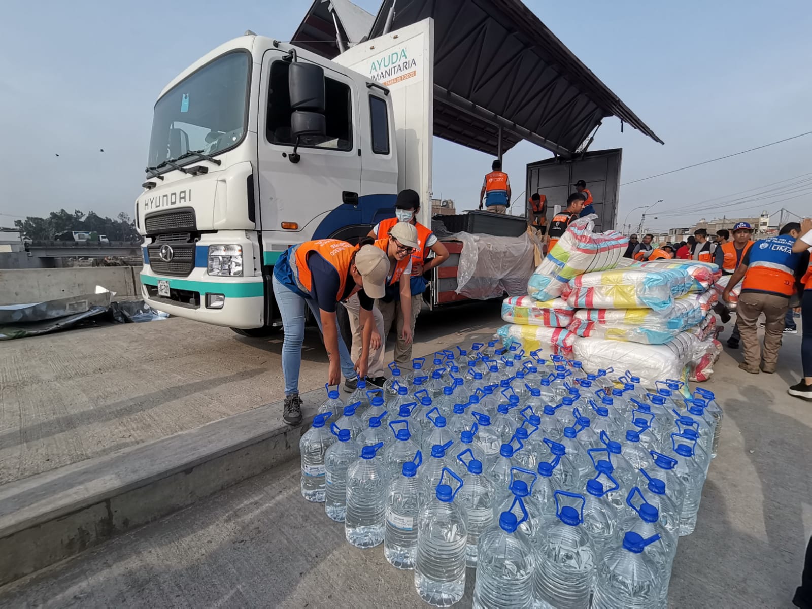 Ministerio de Vivienda también entregó 500 bidones de agua, de 7 litros cada uno