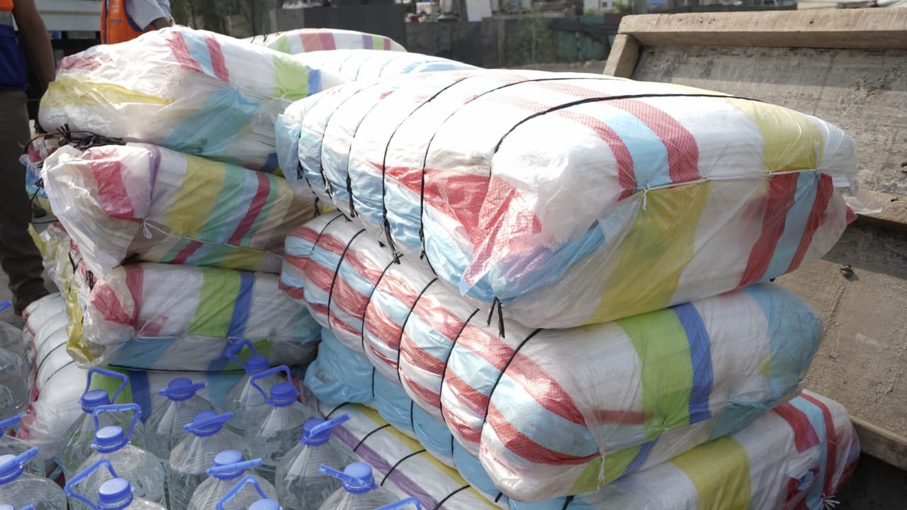 Ministerio de Vivienda también entregó 500 bidones de agua, de 7 litros cada uno