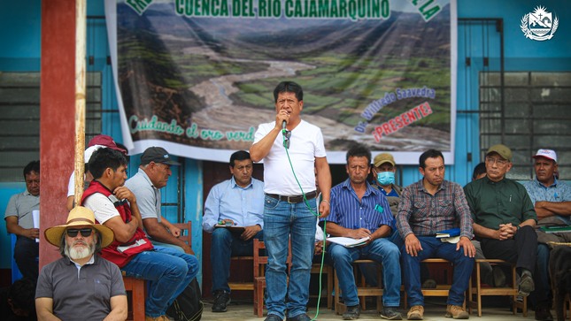 El alcalde del distrito de Condebamba, Manuel Villar Romero, participo en la asamblea interprovincial ambiental y desarrollo de la cuenca del rio del Crisnejas, realizado en el Centro Poblado de Campo Alegre distrito de Eduardo Villanueva, provincia de San Marcos, en dónde participaron autoridades del gobierno regional y municipal de las provincias de Cajabamba, San Marcos, Cajamarca y la Libertad, Rondas Campesinas de Condebamba y de las otras provincias, Frentes de Defensa Ambiental, instituciones de monitoreo de recursos hídricos, agropecuarios y de salud ambiental (Agencias Agrarias, ANA, RENAMA, etc.)
Las conclusiones a las que arribó la mesa se centran en la recogida de información acerca de los análisis del agua, permisos a la minería informal y la solicitud de nuevos informes acerca del estado del Valle de Condebamba.
La Municipalidad Distrital de Condebamba se comprometió a coordinar con ANA sobre el nuevo inventario de fuentes de agua de toda la circunscripción del Valle de Condebamba.
¡Tomemos acción frente a la contaminación de nuestros ríos!  ¡Cuidemos nuestros recursos hídricos!
