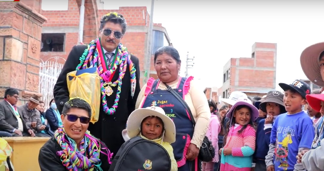 Entrega de kit escolar a los estudiantes de los diferentes niveles educativos