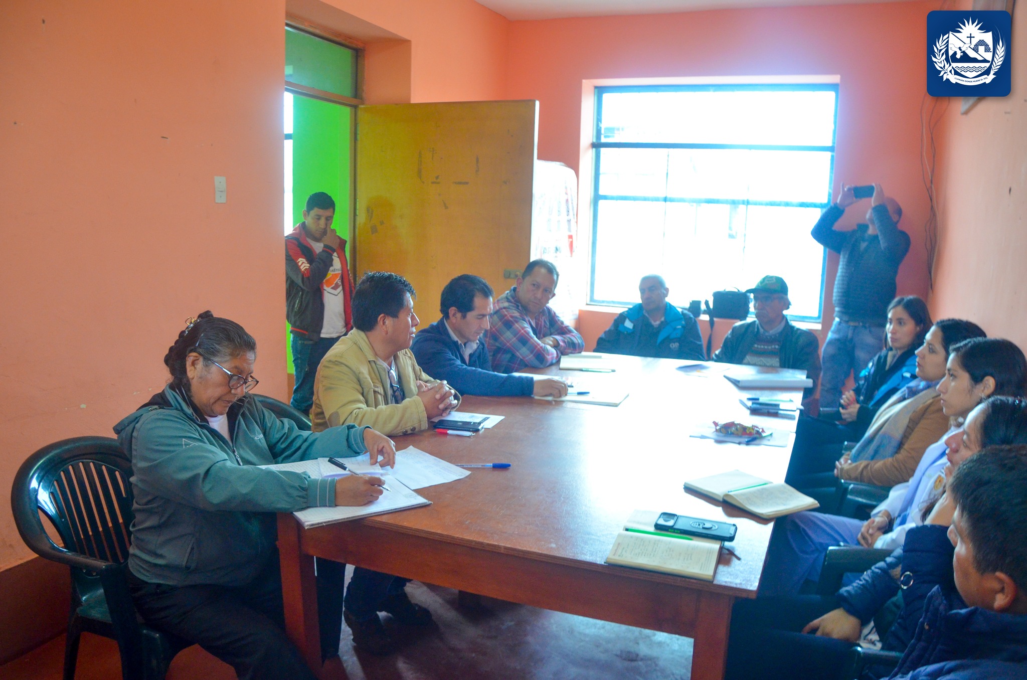✅El alcalde Manuel Villar Romero, participó en la reunión de coordinación e informe del expediente para la construcción del nuevo Centro de Salud Malcas, el mismo que será ejecutado por la empresa privada bajo la modalidad de Obras por Impuestos.
✅A la fecha, los procedimientos están siguiendo su curso y se asume que en dos meses debería estar empezando la construcción del establecimiento con los estándares señalados y con una INVERSIÓN DE MÁS DE 8 MILLONES DE SOLES.
✅La reunión contó con la presencia del Consejero Provincial, Gerente de Desarrollo Económico y responsables del Gobierno Regional de Cajamarca, además del Alcalde del Centro Poblado el Huayo , la Jefa del Establecimiento y representantes de la Red de Servicios de Salud Cajabamba.