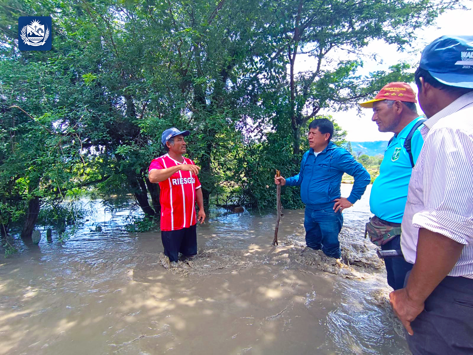 ✅El Alcalde Distrital, Manuel Villar acudió al llamado de los vecinos del sector Mangallana, El Porvenir, La Merced, Sector que fue afectado por las fuertes lluvias que han ocurrido en estos últimos días.
✅En el sector se vienen realizado trabajos de descolmatación así como de limpieza dentro de las viviendas que fueron inundadas por las fuertes lluvias, además de ellos se hizo entrega de sacos terreros, Plásticos, material arena para proteger a las viviendas afectadas.