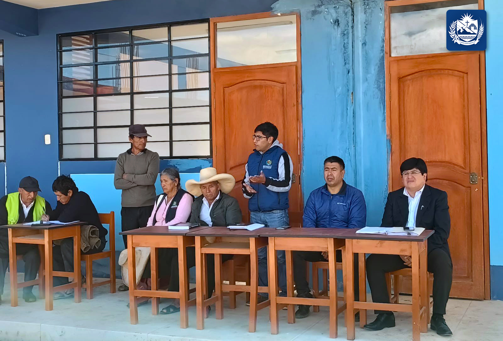 ✅En horas de la mañana en las instalaciones de la I.E. Miguel Grau Seminario ubicado en el caserío Huañimbita, se realizó la reunión convocada por la UGEL Cajabamba, donde participó el Gerente Municipal Denis Rojas Bringas, asistieron también padres de familia y la ronda campesina quien conforman la Comisión de veedores para definir el futuro de la Institución.
✅Luego de una reunión que contó con la presencia del director de la UGEL Cajabamba Prof. Joseph Martos Guevara, el presidente provincial de la Ronda Campesina Atanacio Gormas Córdova, la Presidenta Distrital de la Ronda Condebamba Mercedes Polo Benites y del Teniente Gobernador de Pomabamba José Aranda, se llegaron a importantes compromisos en los cuales la Municipalidad Distrital de Condebamba alcanzara la documentación de Defensa Civil a la UGEL Cajabamba, se evaluará Infraestructura, condiciones pedagógicas, respetando las actas que tienen la comunidad para el bienestar de la Institución Educativa y del Caserío.