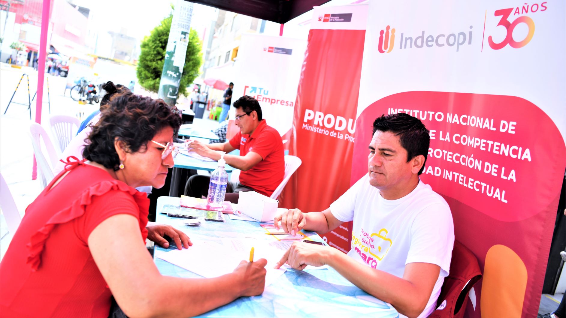 El Indecopi impulsa el registro de marcas entre comerciantes de La Victoria para fortalecer sus negocios